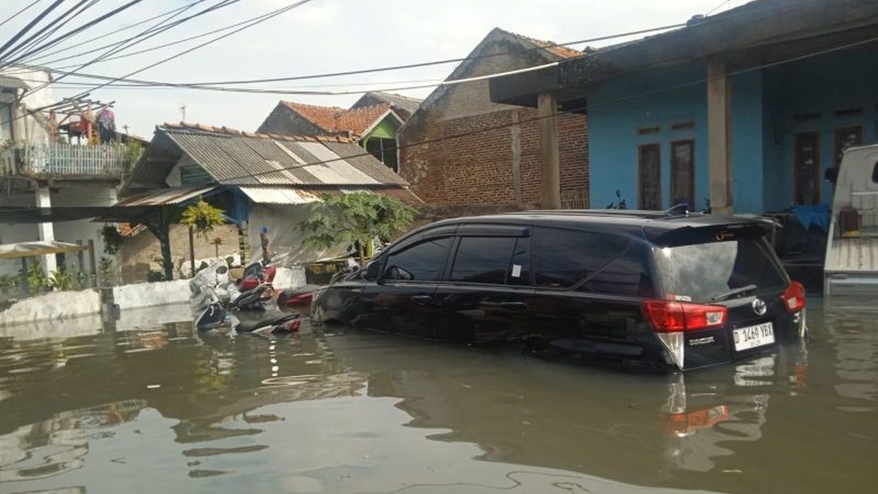 Hujan deras menyebabkan Sungai Cikapundung Kolot meluap dan mengakibatkan banjir di empat kecamatan Kabupaten Bandung, merendam ribuan rumah dan ratusan jiwa mengungsi.