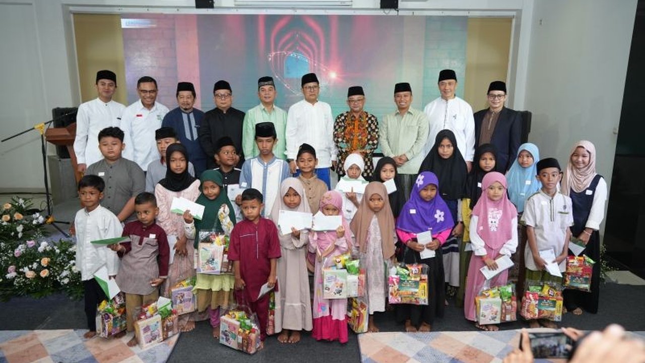 Sinar Mas Group mewakafkan ribuan mushaf Al-Quran kepada Pesantren Cendekia Amanah dan masyarakat di pulau terluar Indonesia untuk meningkatkan literasi keimanan.