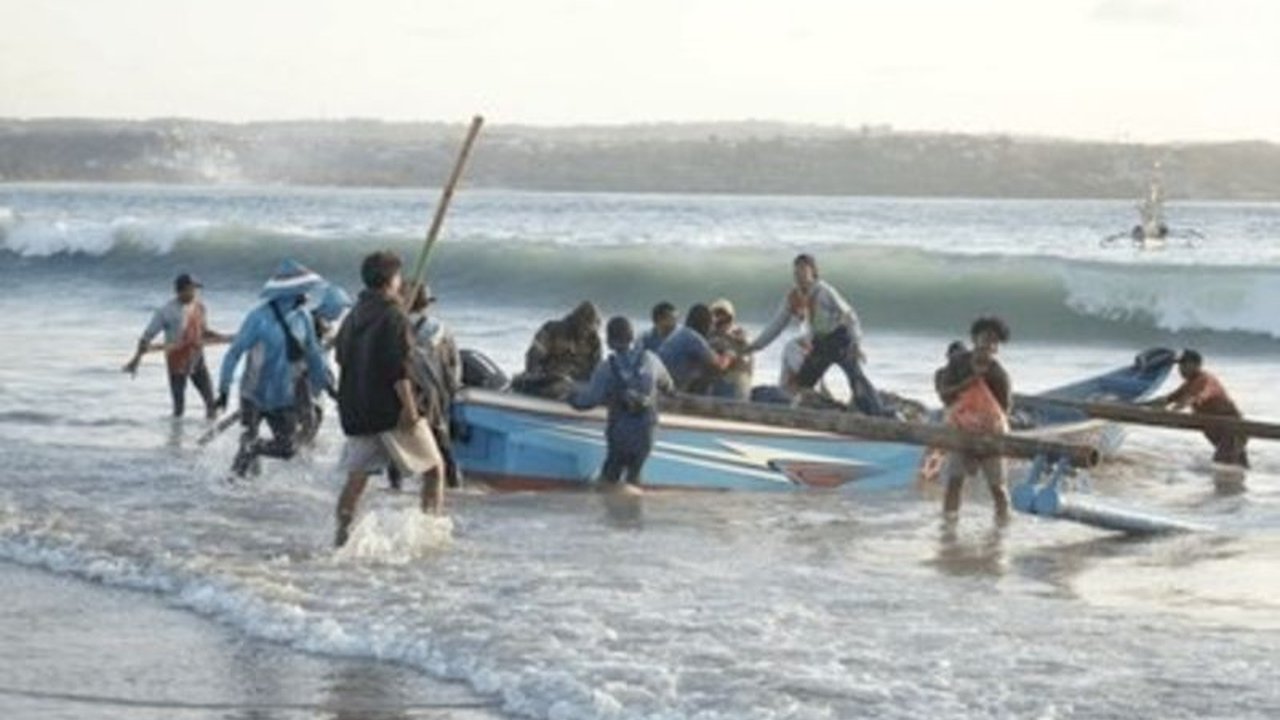 Badan Meteorologi Klimatologi dan Geofisika (BMKG) memperingatkan potensi gelombang tinggi hingga 2,5 meter di perairan Tanah Laut, Kalimantan Selatan, dan beberapa wilayah lainnya, disertai hujan dan angin kencang.