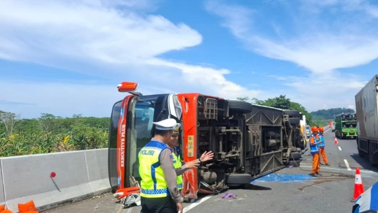 Bus Rosalia Indah Terguling di Tol Semarang-Batang, Tiga Penumpang Luka Ringan
