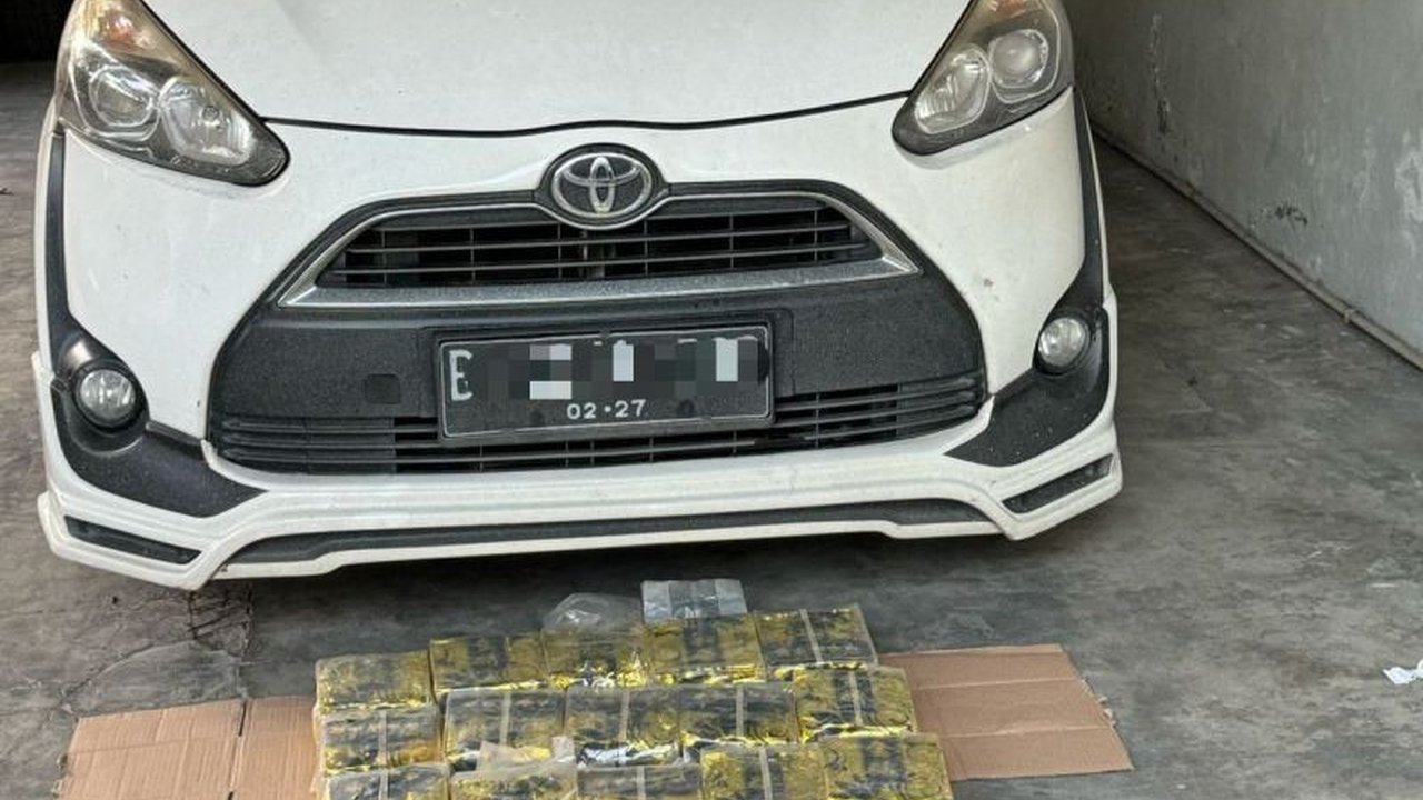 Polda Sumut mengungkap penyelundupan 16 kg sabu yang disembunyikan dalam mobil dan diangkut dengan towing menuju Jakarta; sindikat narkoba diduga memanfaatkan jasa ekspedisi untuk mengelabui pihak berwajib.