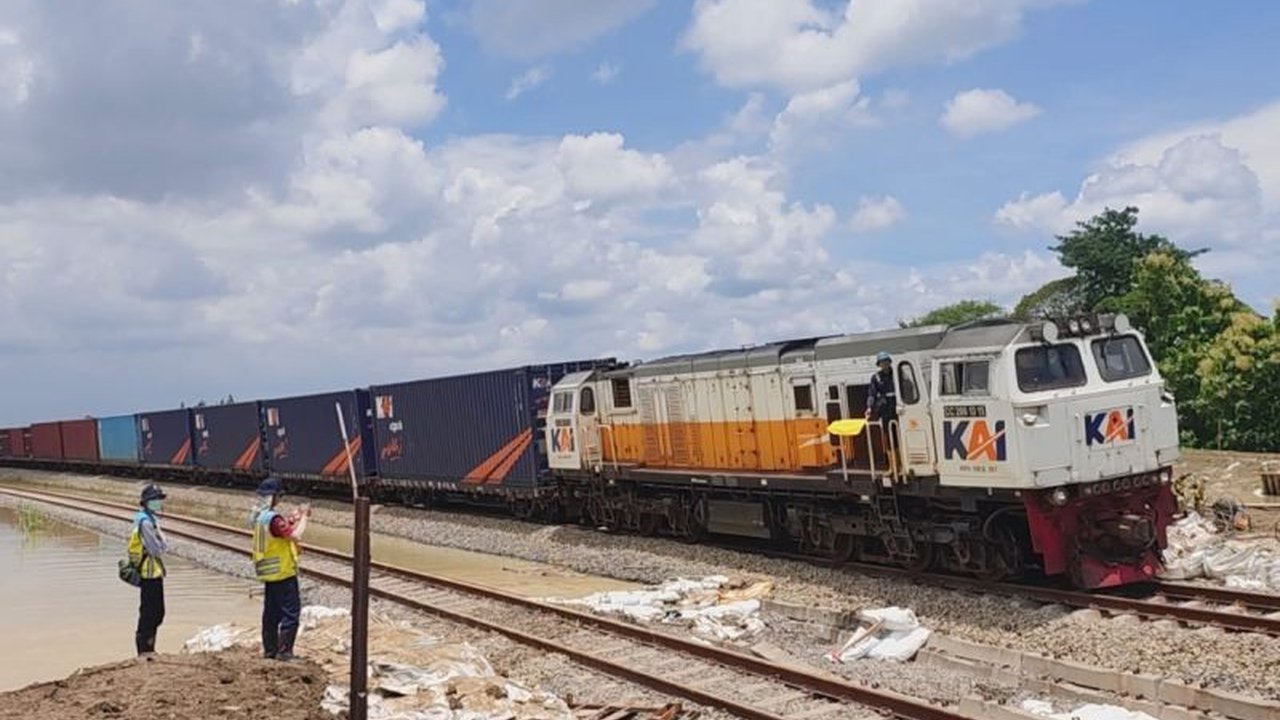 Setelah terendam banjir akibat luapan Sungai Tuntang, jalur kereta api di Kabupaten Grobogan, Jawa Tengah, kini telah kembali beroperasi, meskipun dengan kecepatan terbatas.