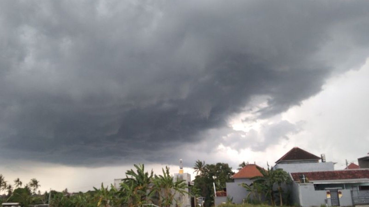 BMKG memprediksi curah hujan di sebagian besar wilayah Bali akan normal pada April 2025, dengan hanya beberapa kecamatan yang diprediksi mengalami hujan di atas atau di bawah normal.