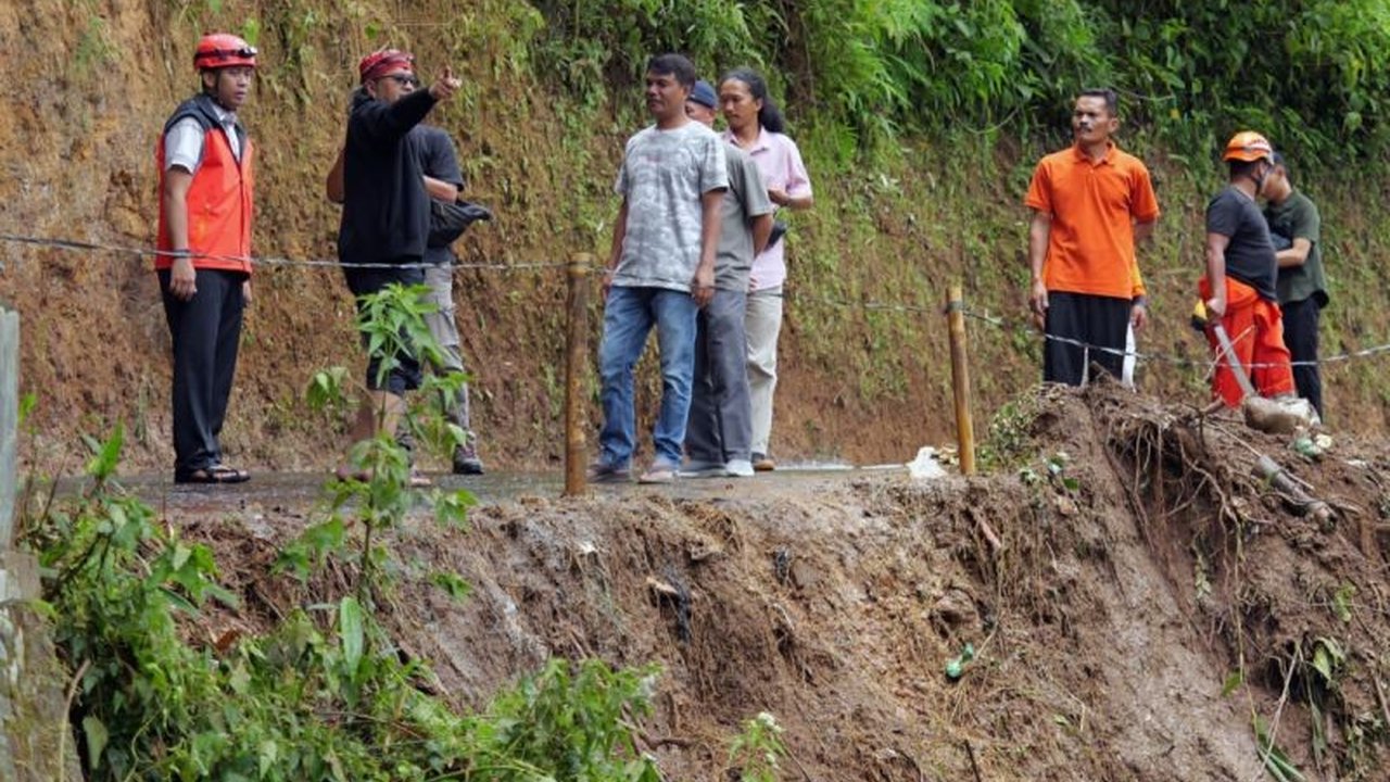 Akses jalan di Desa Rejosari dan Kebonsari, Temanggung, yang terputus akibat longsor pada Sabtu lalu, kini telah kembali normal berkat penanganan cepat dari BPBD dan pihak terkait.