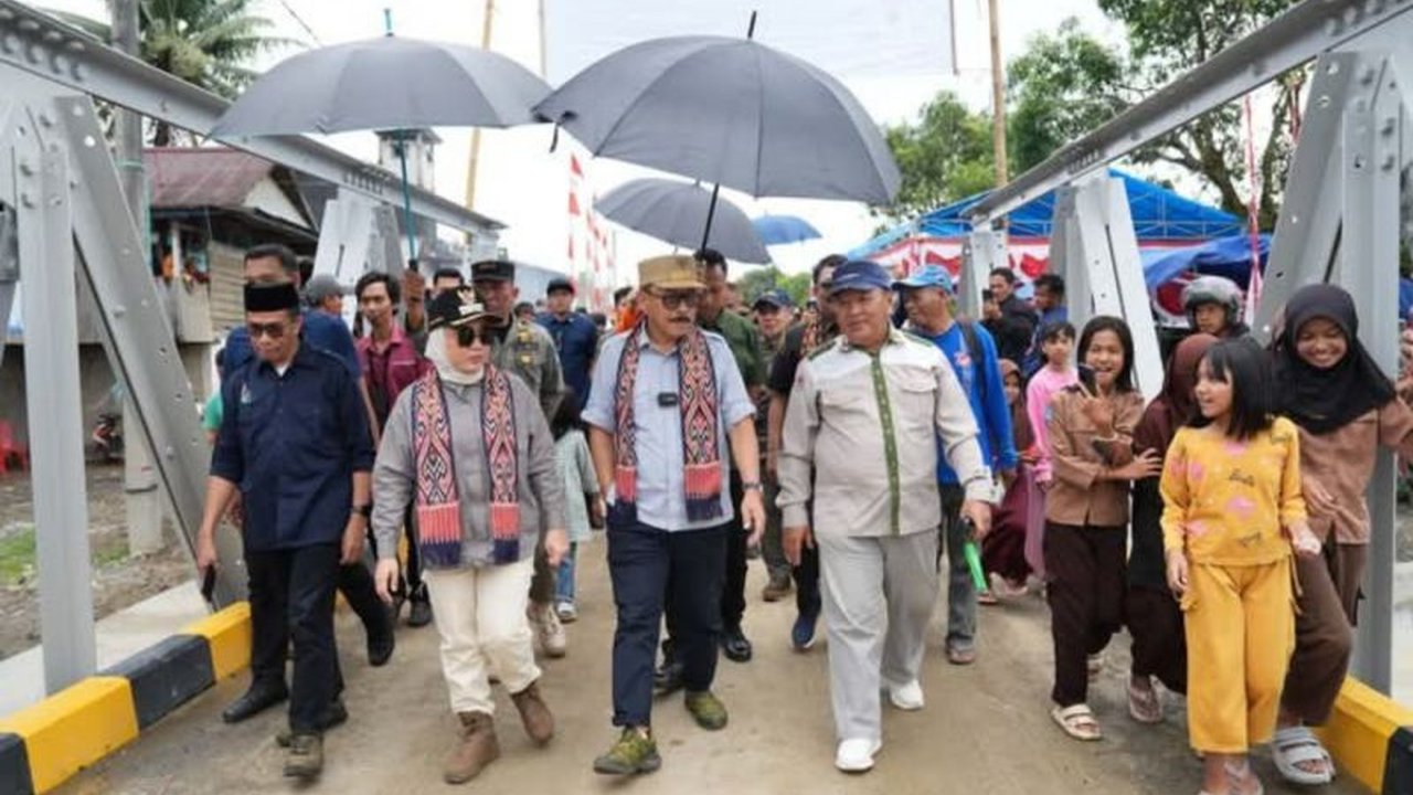 Pemerintah Provinsi Sulawesi Barat (Sulbar) dan PT Manakarra Unggul Lestari (MUL) berkolaborasi membangun kembali Jembatan Kabe di Mamuju yang rusak akibat banjir Oktober 2024, dengan anggaran Rp500 juta dari APBD Sulbar dan tambahan dana dari PT MUL.