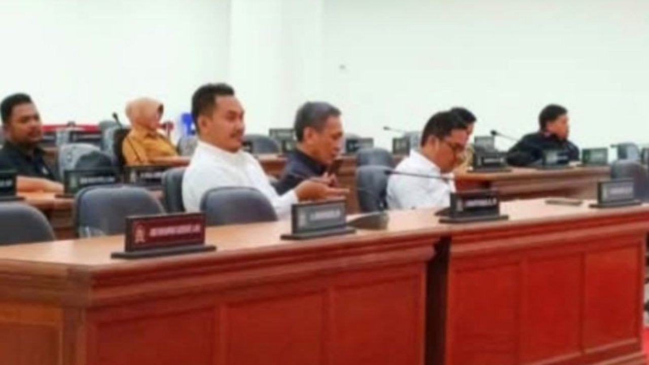 Pemerintah Provinsi Sulawesi Barat (Sulbar) dan DPRD Sulbar bahas tiga rancangan peraturan daerah (Ranperda) untuk meningkatkan gizi masyarakat, penyelenggaraan perpustakaan, dan kemajuan kebudayaan guna meningkatkan kesejahteraan masyarakat Sulbar.