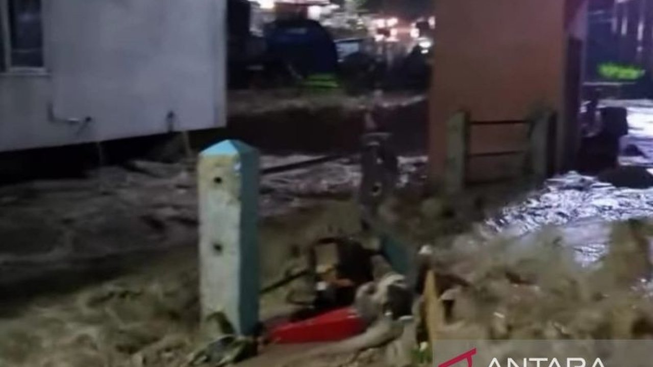 Pemerintah Kabupaten Cianjur menertibkan bangunan di sepadan sungai untuk mencegah banjir bandang setelah tiga kecamatan terendam banjir akhir pekan lalu.