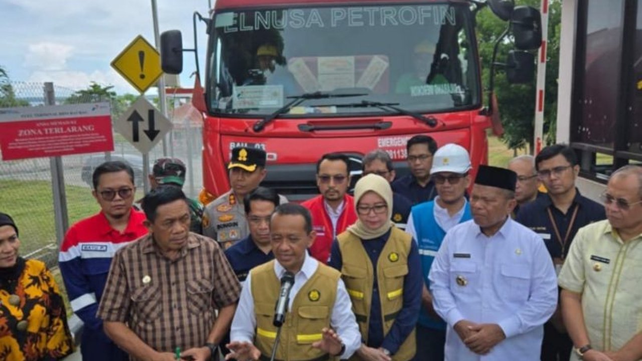 Menteri ESDM, Bahlil Lahadalia, meninjau langsung stok dan kualitas BBM di Baubau, Sulawesi Tenggara, memastikan ketersediaan energi aman jelang Idul Fitri.