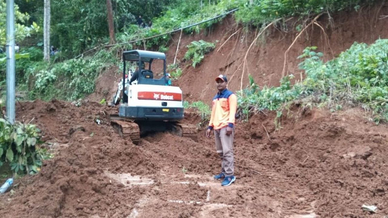 Pemerintah Provinsi Banten bergerak cepat menyalurkan bantuan kepada masyarakat yang terdampak banjir dan tanah longsor di sejumlah wilayah, termasuk Tangerang, Tangerang Selatan, dan Serang.