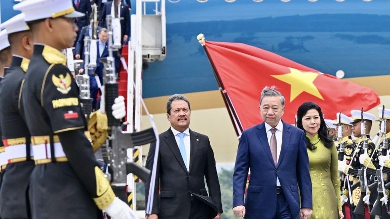 Sekretaris Jenderal Partai Komunis Vietnam, To Lam, tiba di Jakarta untuk kunjungan kenegaraan, bertemu Presiden Prabowo Subianto dan sejumlah pejabat tinggi Indonesia guna memperkuat kemitraan strategis kedua negara.