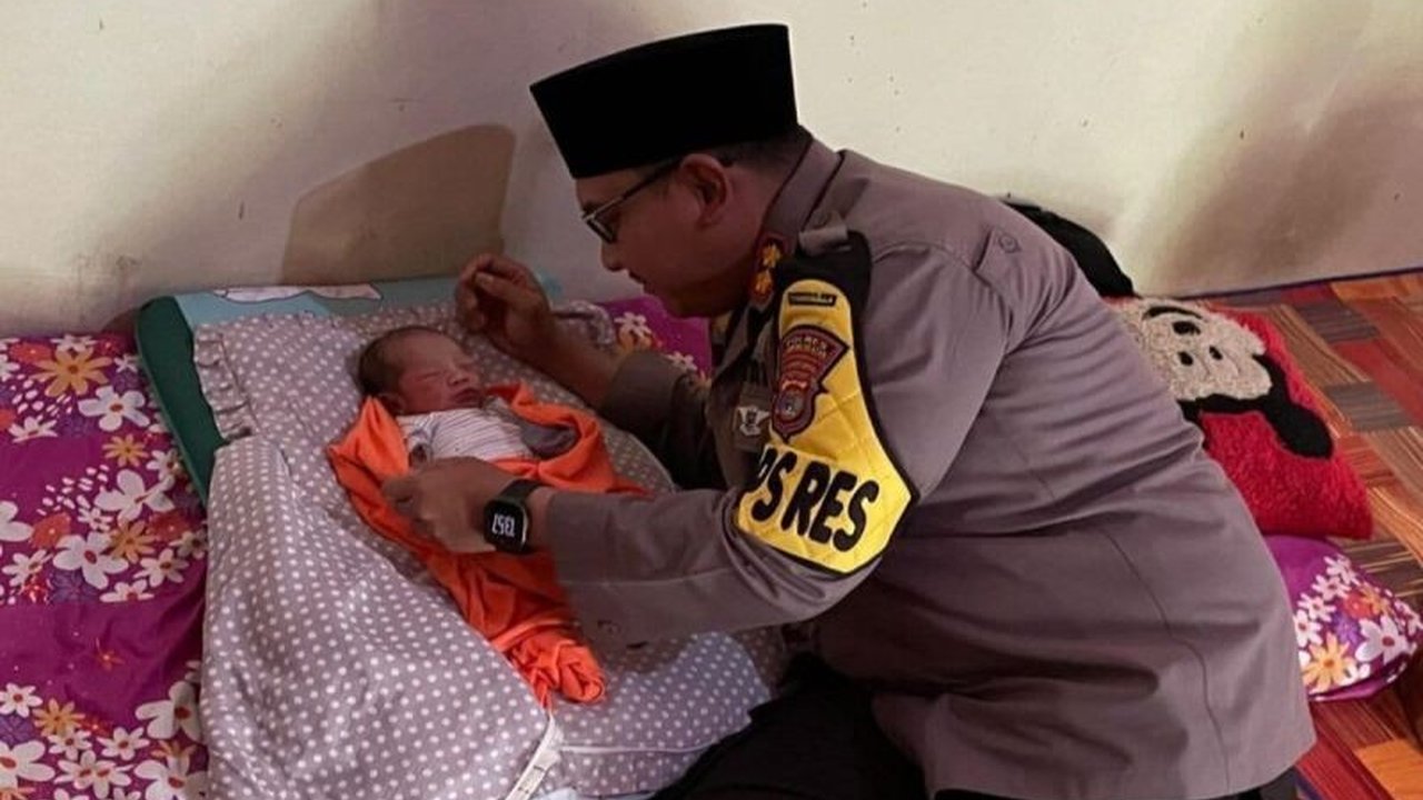 Seorang bayi laki-laki ditemukan terlantar di belakang asrama putri Pondok Pesantren Babul Hikmah, Lampung Selatan, dan kini tengah dirawat oleh pihak pondok pesantren.