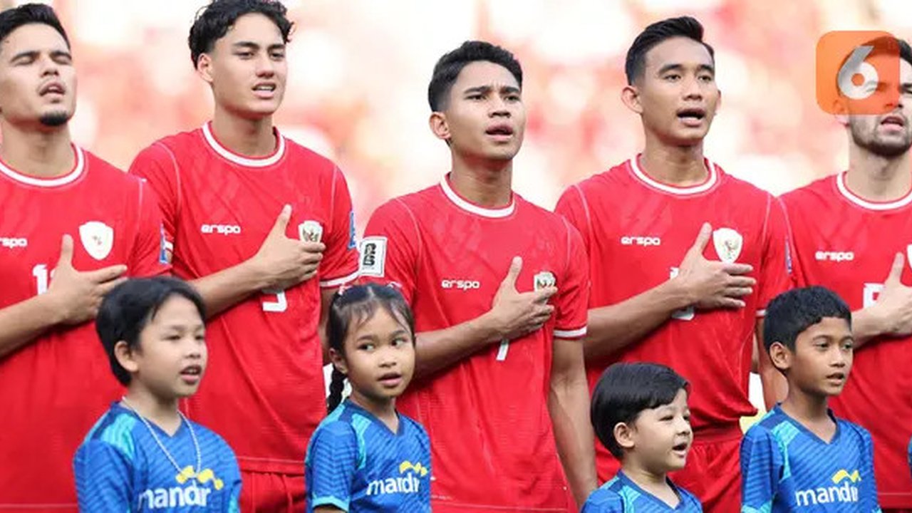 Para pemain starting XI Timnas Indonesia (dari kiri) Ragnar Oratmangoen, Rafael Struick, Marselino Ferdinan, Rizky Ridho dan Sandy Walsh berbaris menyanyikan lagu kebangsaan Indonesia Raya