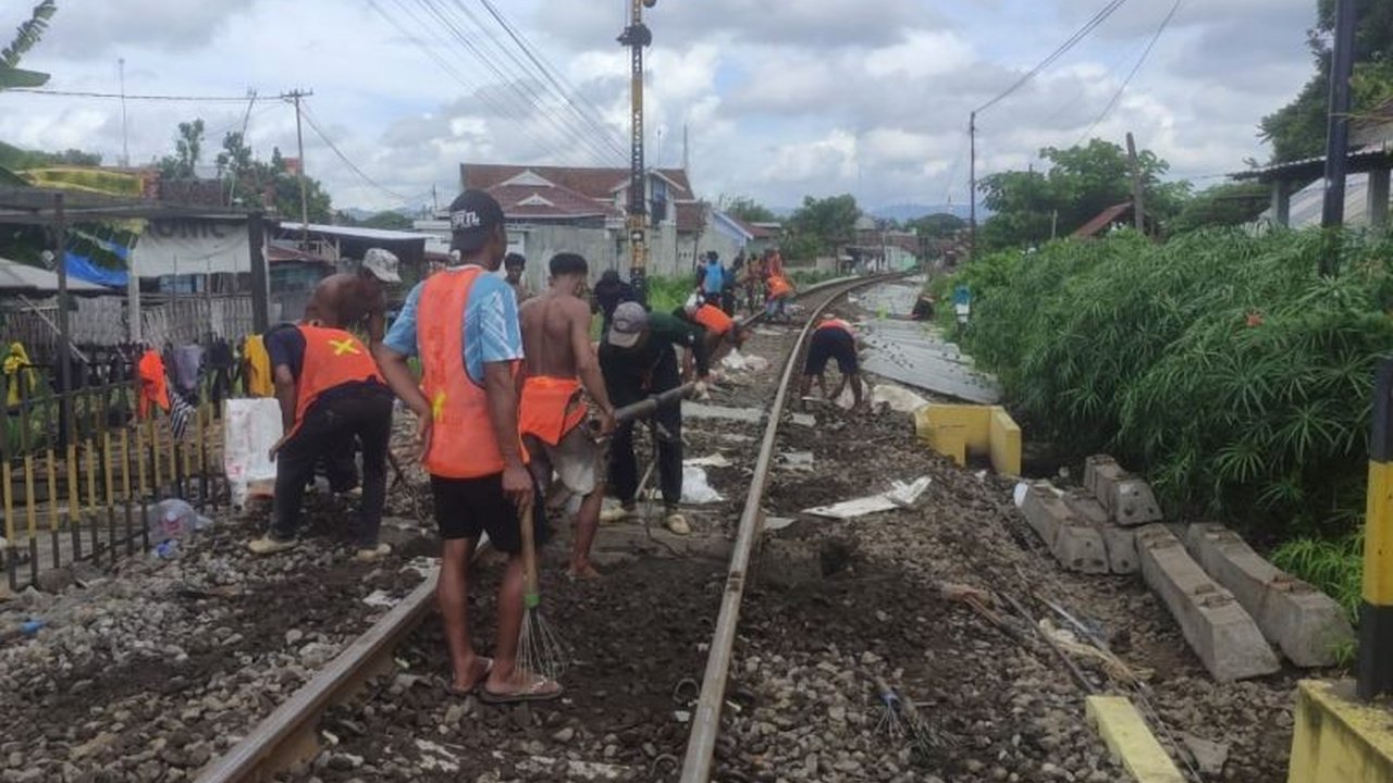 PT KAI Daop 7 Madiun melakukan perbaikan besar-besaran pada prasarana kereta api untuk meningkatkan keselamatan dan kenyamanan perjalanan selama masa libur Lebaran 2025, termasuk penggantian bantalan rel dan rel serta inovasi ramah lingkungan.