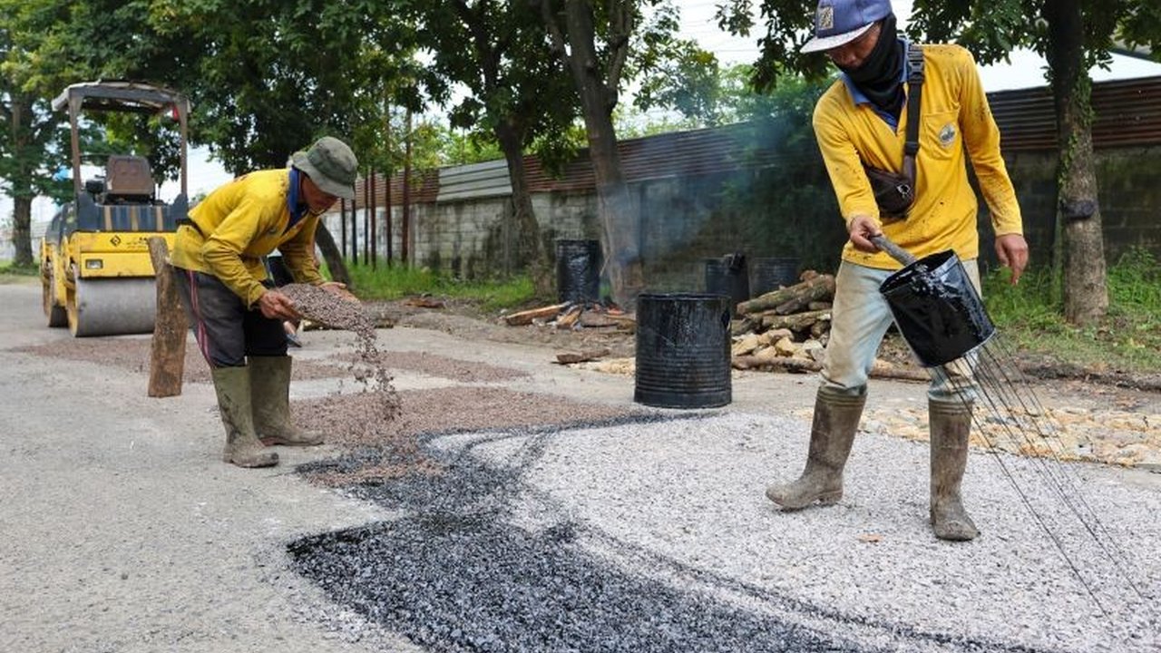 Pemerintah Provinsi Jawa Tengah (Pemprov Jateng) gencar memperbaiki jalan provinsi sepanjang 228,37 kilometer untuk memastikan kelancaran arus mudik Lebaran 2025.