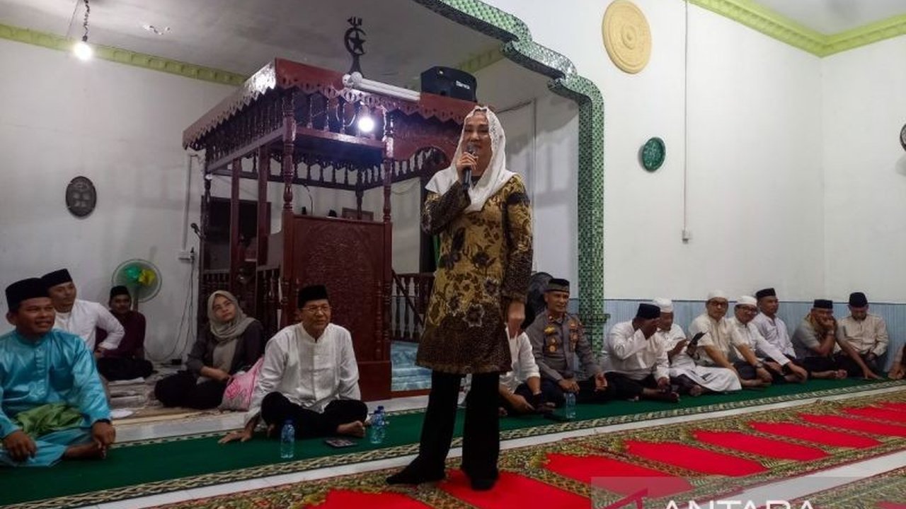 Bupati Natuna, Cen Sui Lan, mendorong pengembangan industri kelapa di Bunguran Selatan untuk meningkatkan perekonomian masyarakat setempat dengan mengalokasikan anggaran dan menyediakan prasarana penunjang.