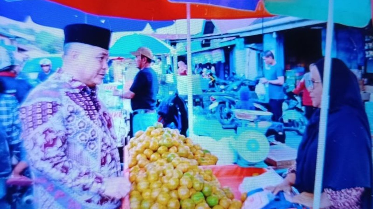 Bupati Agam, Benni Warlis, meninjau langsung pasar tradisional untuk memastikan stabilitas harga dan ketersediaan bahan pokok selama bulan Ramadhan 1446 H di Kecamatan Kamang Magek, Sumatera Barat.