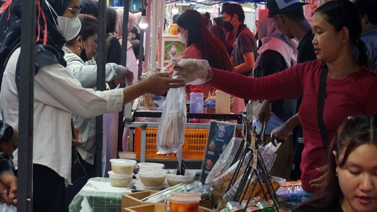 Pasar Takjil Savana di Tulungagung, Jawa Timur, sukses meningkatkan pendapatan UMKM hingga tiga kali lipat, berkat inovasi dan manajemen yang baik.
