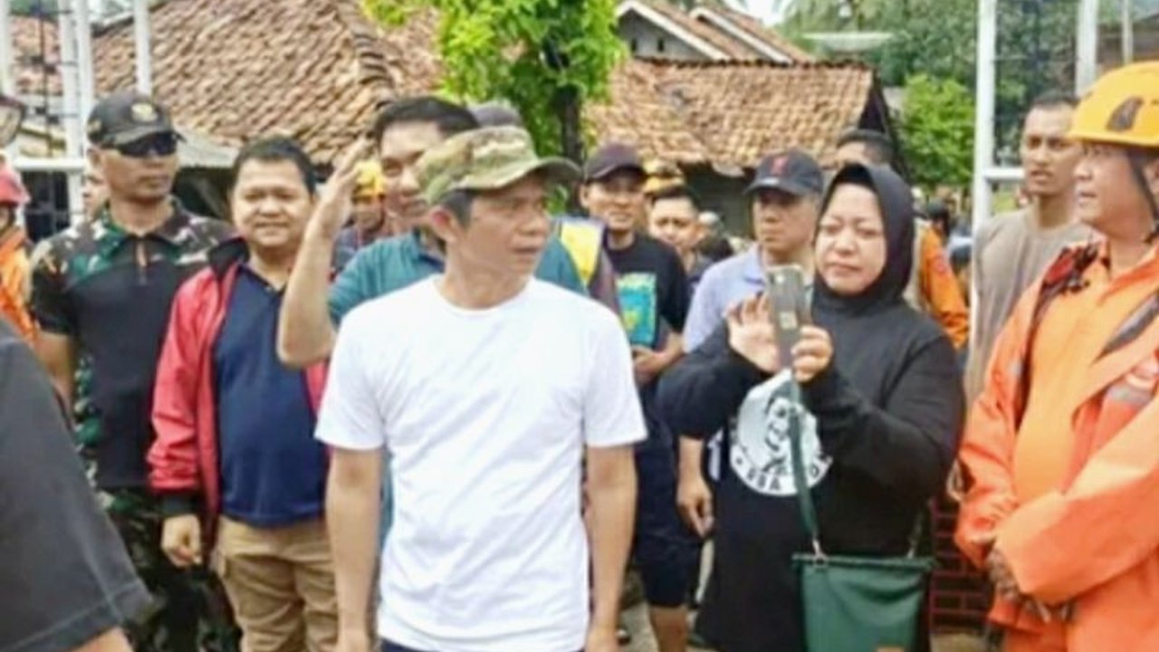 Ratusan keluarga di Purwakarta, Jawa Barat, mengungsi akibat banjir besar yang disebabkan jebolnya tanggul Sungai Cinangka pada Sabtu malam, 8 Maret 2024.