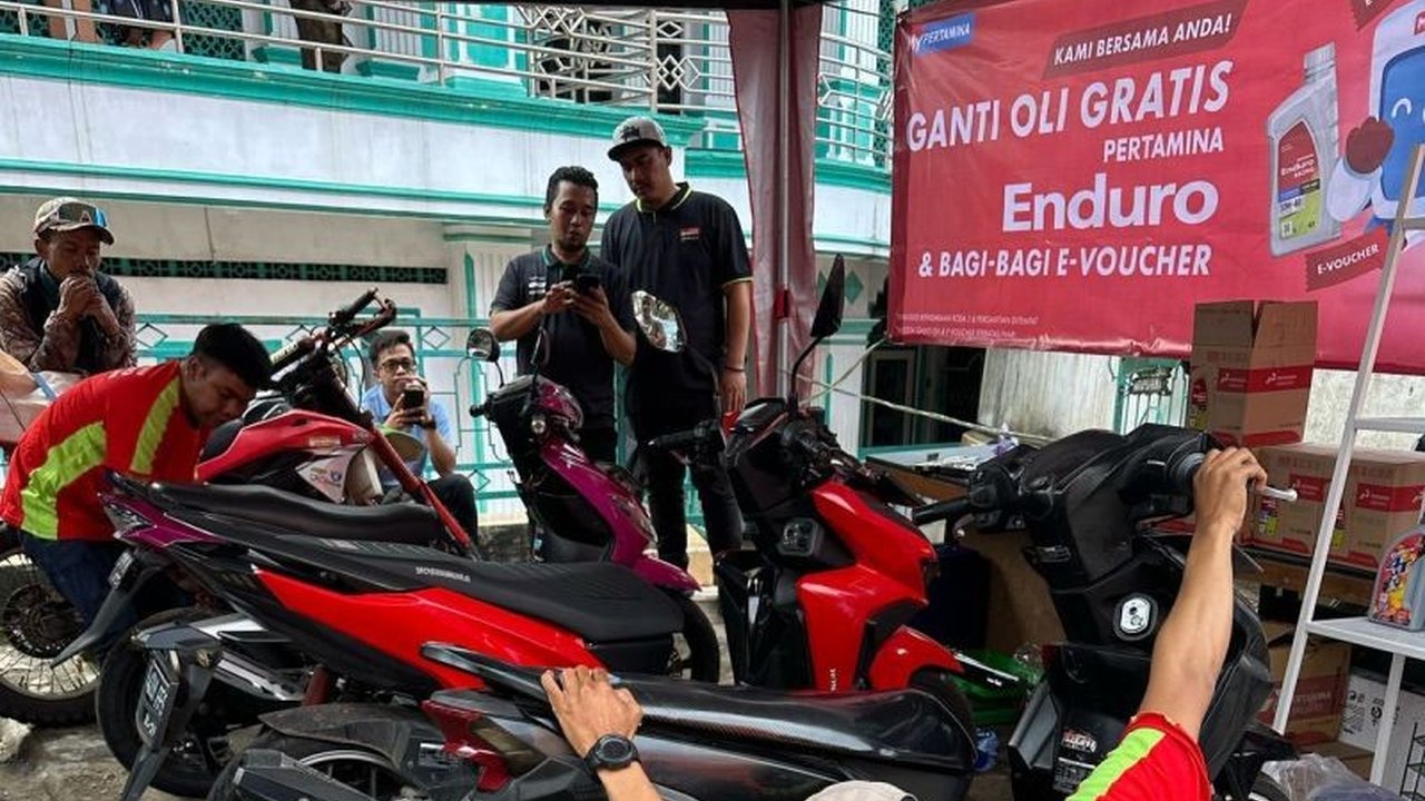 Pertamina Patra Niaga dan Pertamina Lubricants salurkan bantuan ganti oli gratis bagi 1.000 motor korban banjir Jabodetabek, sekaligus memberikan voucher BBM dan bantuan lainnya.
