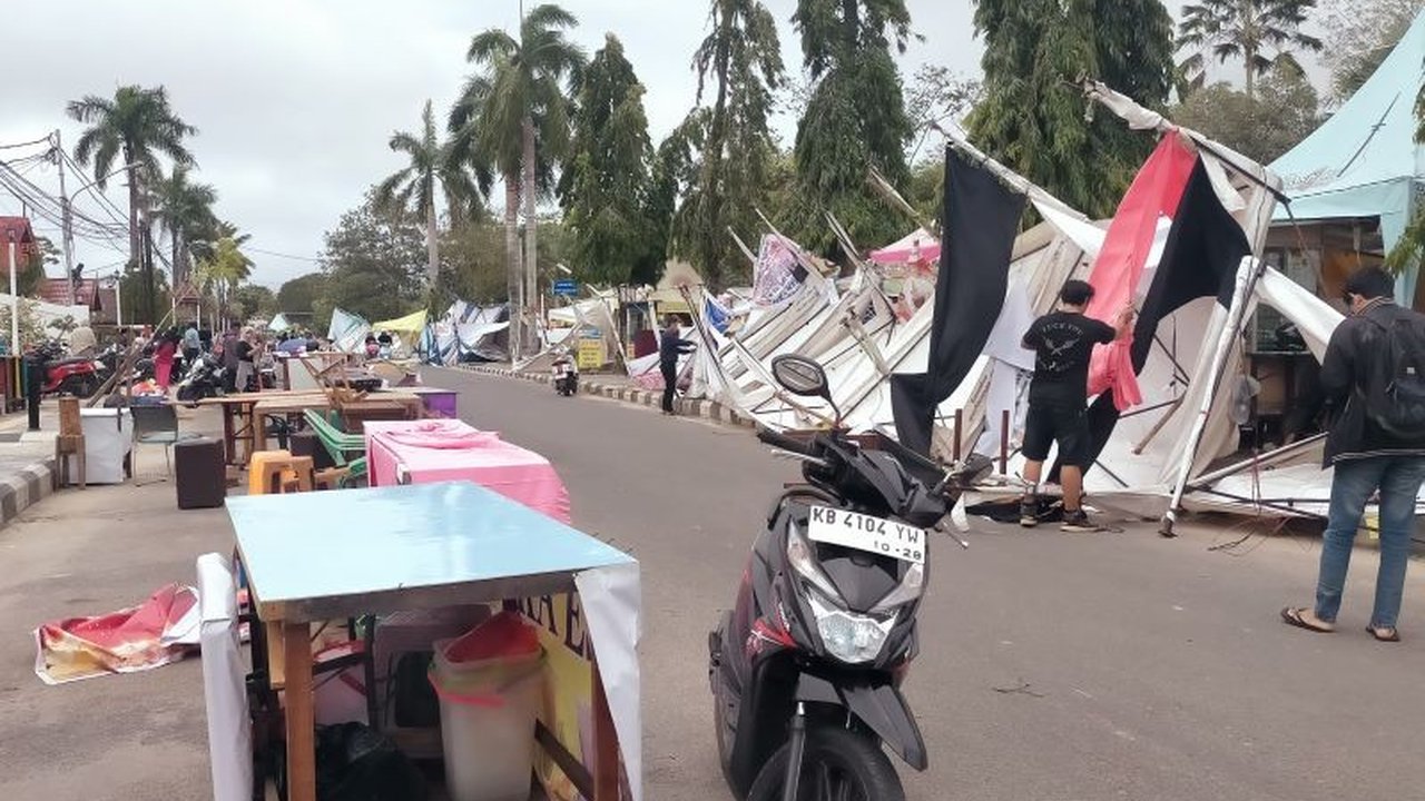 Angin kencang menerjang Pasar Ramadhan Fair di Singkawang, Kalimantan Barat, mengakibatkan 40 tenda pedagang tumbang dan menyebabkan kerugian materiil.