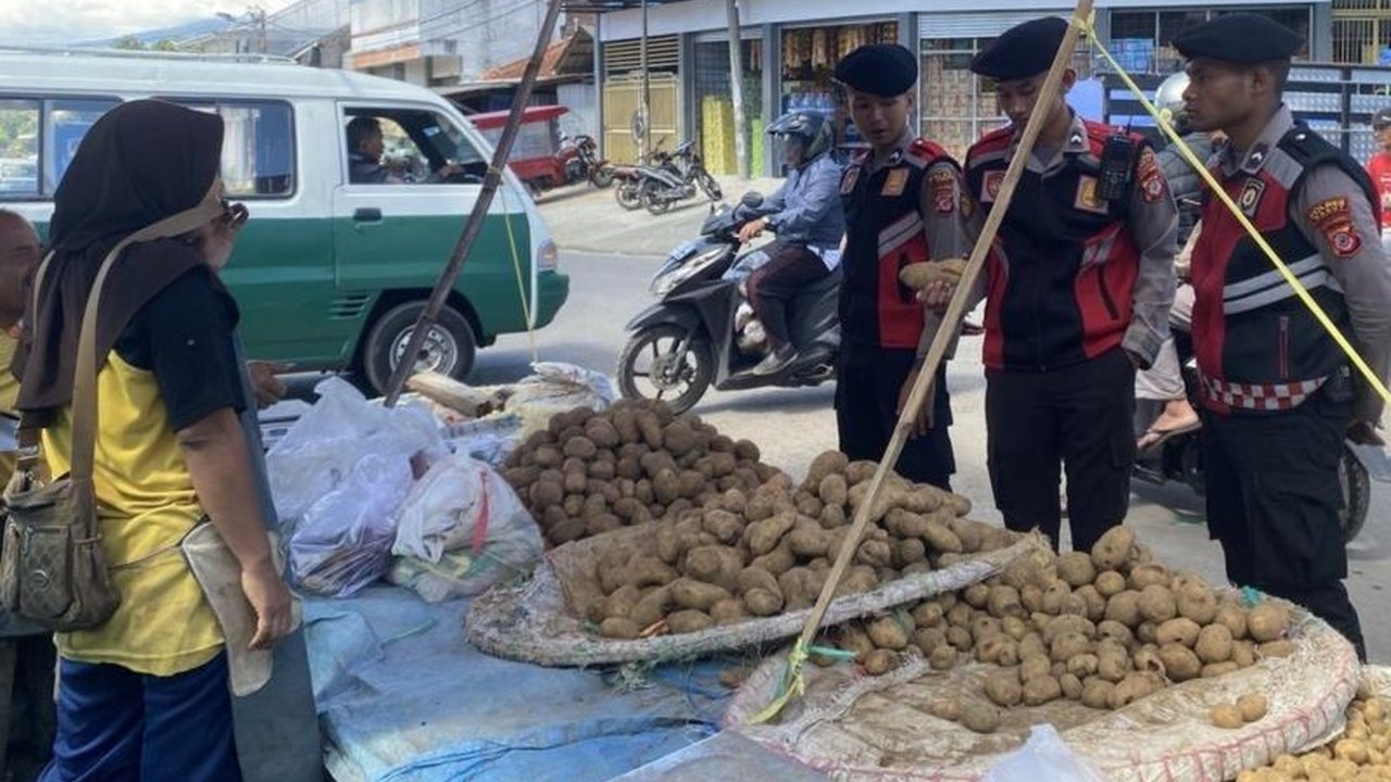Polres Garut meningkatkan patroli di Pasar Ciawitali selama Ramadhan untuk mencegah kejahatan dan memberikan rasa aman kepada pedagang dan pengunjung.