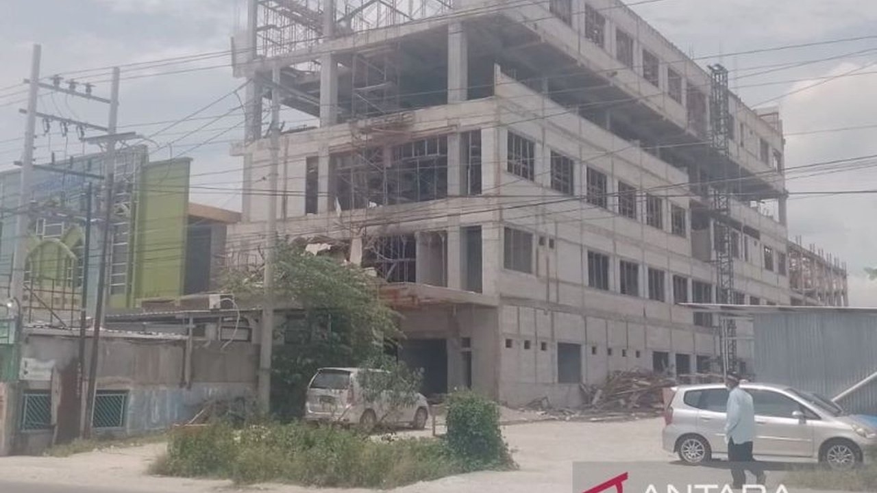 Kecelakaan kerja jatuhnya crane di proyek pembangunan RS PKU Muhammadiyah Blora mengakibatkan lima pekerja meninggal dunia, dan sejumlah lainnya luka-luka, diduga akibat kelalaian perawatan alat berat.