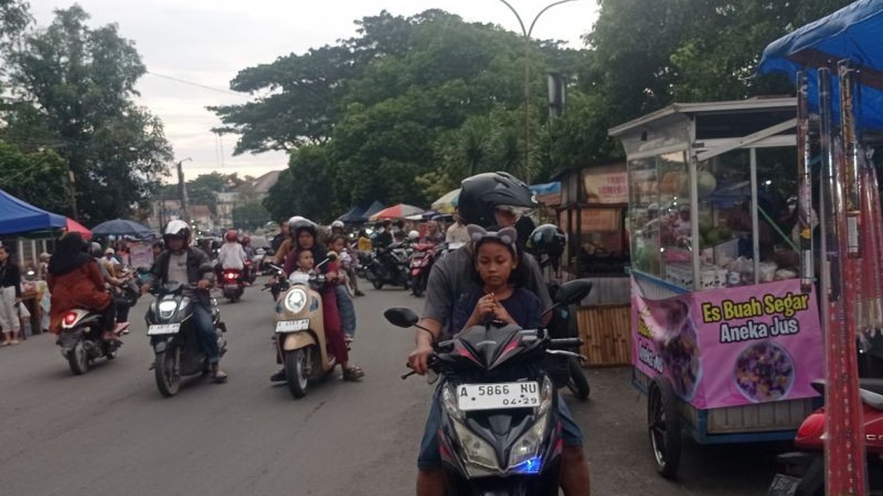 Ramadan 1446 H di Rangkasbitung, Lebak, Banten diramaikan dengan pusat jajanan takjil yang dipadati pembeli yang mencari berbagai menu makanan dan minuman berbuka puasa dengan harga terjangkau.