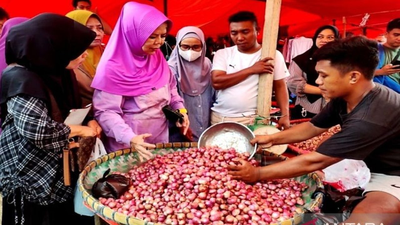 Wakil Gubernur Gorontalo, Idah Syahidah Rusli Habibie, memantau harga dan stok bahan pokok di pasar tradisional Kota Gorontalo, menemukan harga cabai rawit turun signifikan dan stok bahan pokok aman jelang Ramadhan.