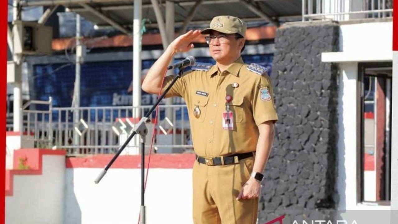 Wali Kota Manado, Andrei Angouw, membawa semangat baru dalam membangun kota dan meningkatkan pelayanan publik, dengan fokus pada kebersihan, efisiensi anggaran, dan akses air bersih.