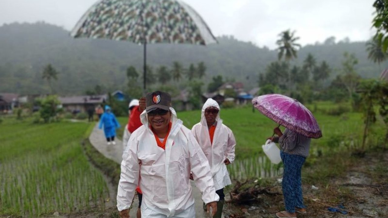 Curah hujan tinggi di Kabupaten Sigi, Sulawesi Tengah mengakibatkan banjir yang merendam tiga desa di Kecamatan Kulawi Selatan, merusak fasilitas umum dan lahan pertanian.
