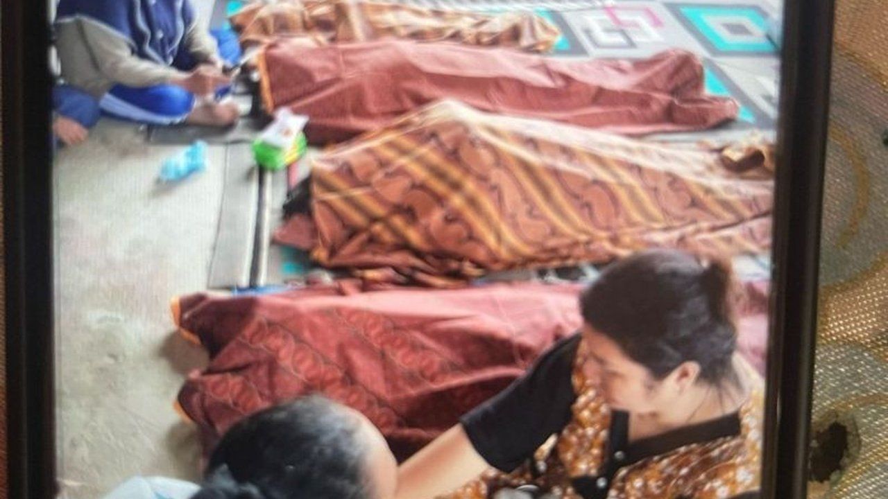 Longsor di tambang emas ilegal Gunung Botak, Buru, Maluku, tewaskan tujuh penambang dan melukai beberapa lainnya; Polres Buru bantu evakuasi.