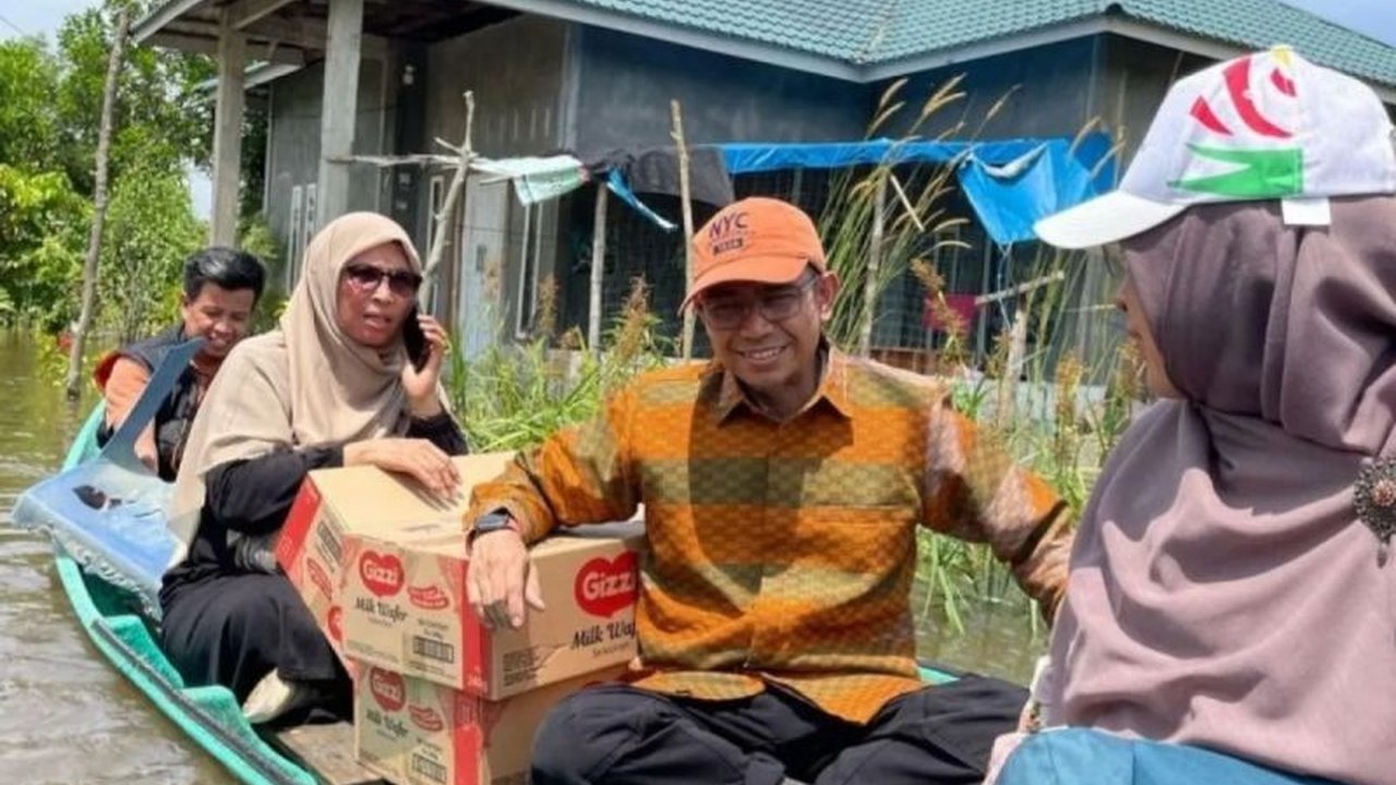 Anggota DPR RI, Hendry Munief, terjun langsung membantu korban banjir di Pekanbaru dengan membawa tim medis dan bantuan, memberikan pemeriksaan kesehatan gratis dan bantuan makanan.