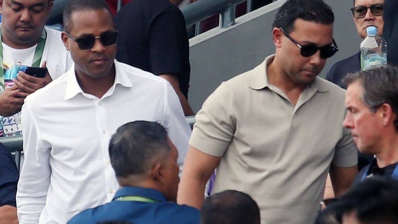 Jelang laga kualifikasi Piala Dunia 2026 melawan Australia dan Bahrain, pelatih timnas Indonesia Patrick Kluivert dan penasihat teknis Jordi Cruyff telah tiba di Jakarta dengan misi membenahi sepak bola Indonesia.