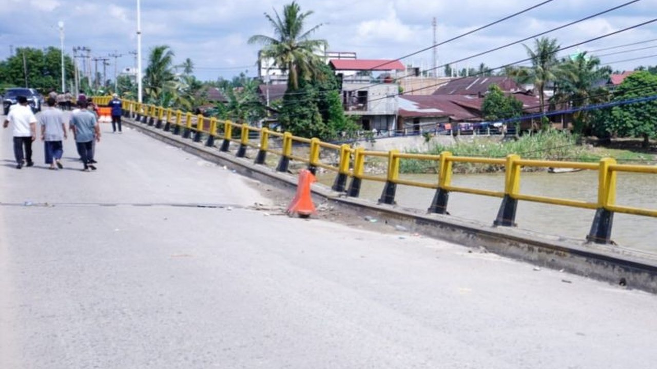 Gubernur Riau, Abdul Wahid, meminta Dinas PUPR untuk segera menyelesaikan perbaikan Jembatan Sungai Rokan di Rokan Hulu yang mengalami kemiringan hingga 90 cm akibat tergerus air sungai.