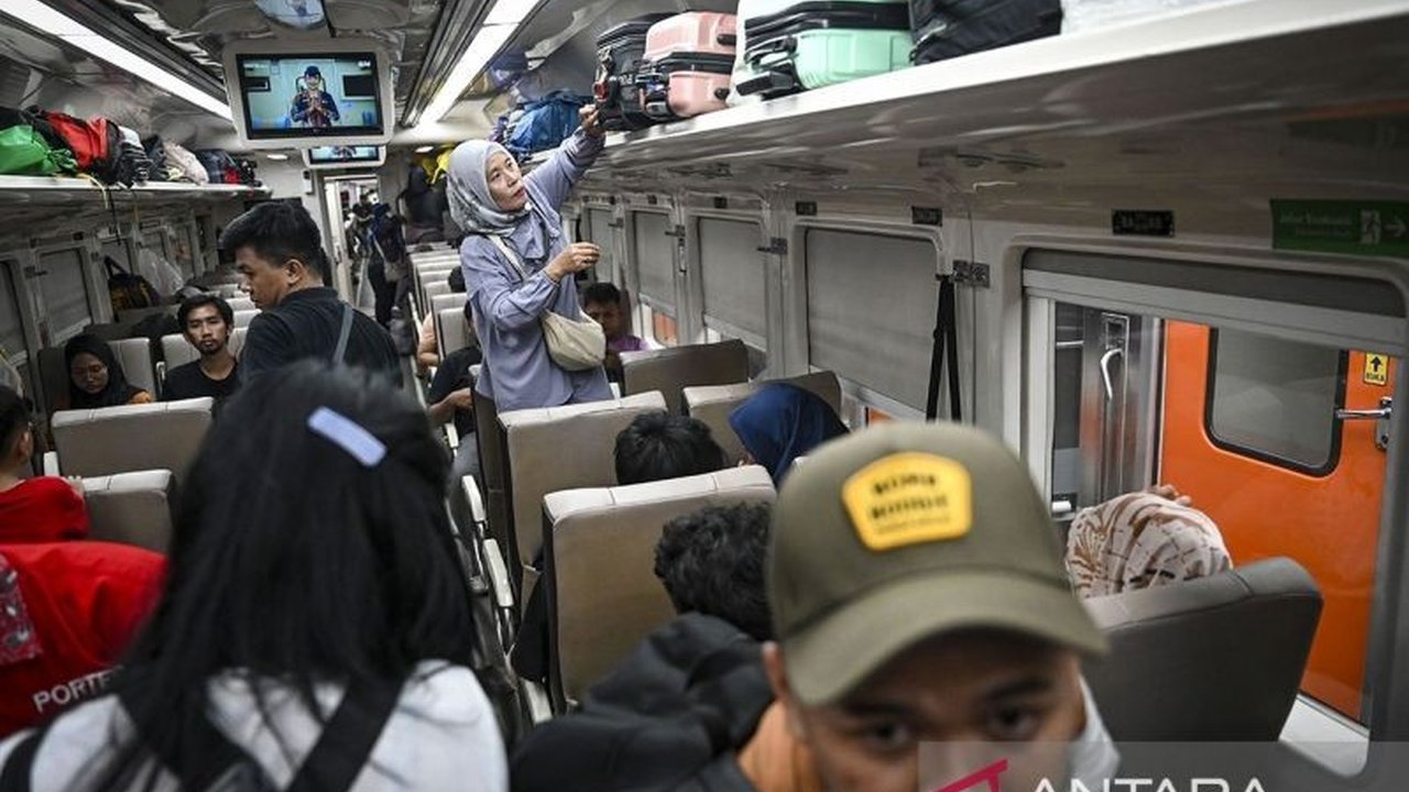 PT KAI Daop 1 Jakarta menambah 2 persen kapasitas tempat duduk kereta api untuk Angkutan Lebaran 2025 guna memenuhi permintaan pelanggan yang tinggi, terutama pada tanggal-tanggal favorit mudik.