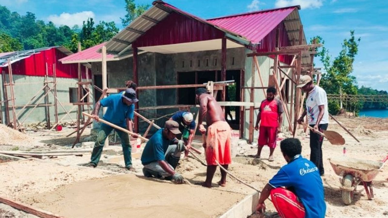 Program TMMD ke-123 di Kampung Kbusdori, Biak Numfor, Papua, mendapat apresiasi tinggi dari tokoh adat karena kontribusinya dalam pembangunan infrastruktur dan peningkatan kesejahteraan warga.
