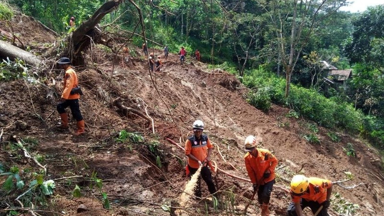 Banjir dan tanah longsor di Sukabumi mengakibatkan ratusan rumah rusak dan lima korban jiwa; BNPB telah menyelesaikan pendataan kerusakan dan mendirikan posko bantuan.