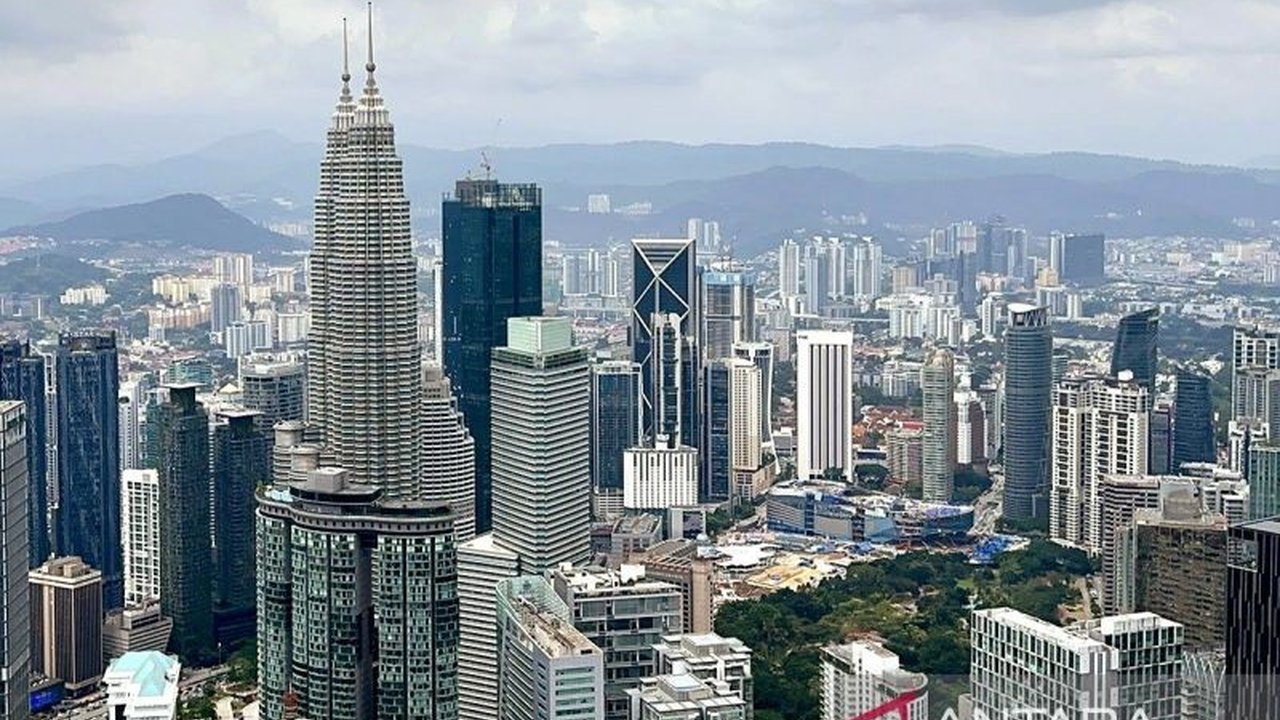 Pemerintah Malaysia meminta warganya menunda perjalanan ke Thailand Selatan menyusul serangan bersenjata dan ledakan bom yang menewaskan dua polisi di Sungai Golok.