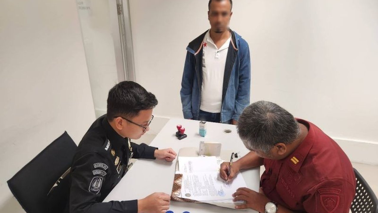 Rumah Detensi Imigrasi Kupang deportasi seorang warga negara Bangladesh, MRM,  yang melanggar Undang-Undang Keimigrasian, dengan proses deportasi berjalan lancar dan sesuai SOP.