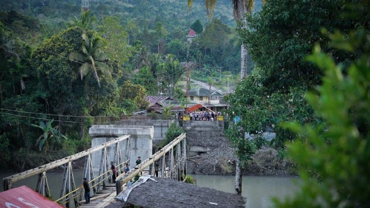 Gubernur Sumut, Bobby Nasution, menjanjikan pembangunan kembali jembatan yang ambruk di Nias Barat akibat banjir, dengan perkiraan anggaran Rp40 miliar dan waktu pengerjaan 9-10 bulan.
