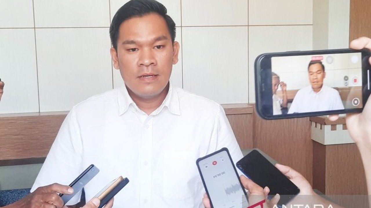 Komisi Pemberantasan Korupsi (KPK) menghadirkan sejumlah besar saksi dalam persidangan kasus suap dan gratifikasi mantan Kepala Dinas PUPR Kalimantan Selatan, Ahmad Solhan, dengan total gratifikasi mencapai Rp12,4 miliar.