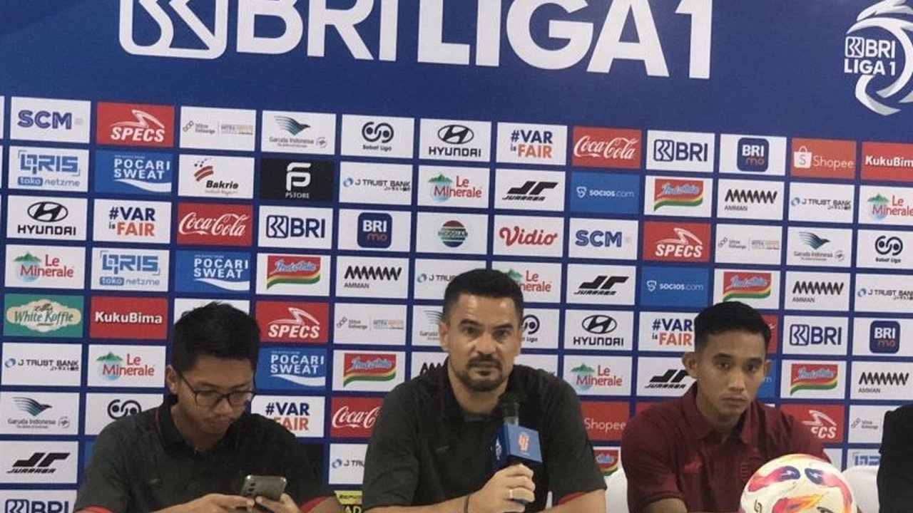 Pelatih Persija Jakarta mempertanyakan kualitas rumput Stadion Patriot Candrabhaga dan menginginkan Jakarta International Stadium (JIS) sebagai kandang utama.