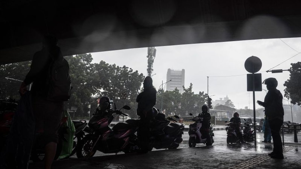 BMKG memprediksi hujan ringan mengguyur sebagian besar wilayah Jakarta pada Rabu pagi, dengan intensitas bervariasi di setiap wilayah dan berawan tebal di siang hingga malam hari.