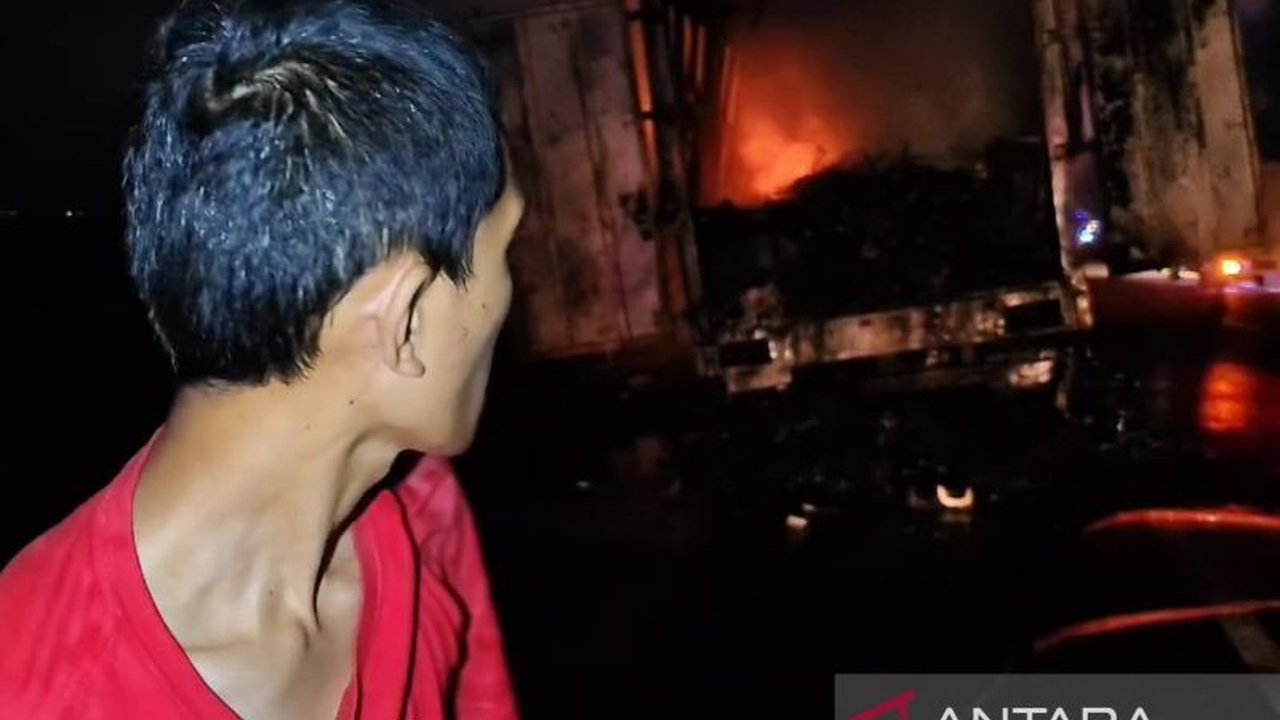 Truk Boks Terbakar di Tol Kanci-Pejagan, Kerugian Ditaksir Rp400 Juta