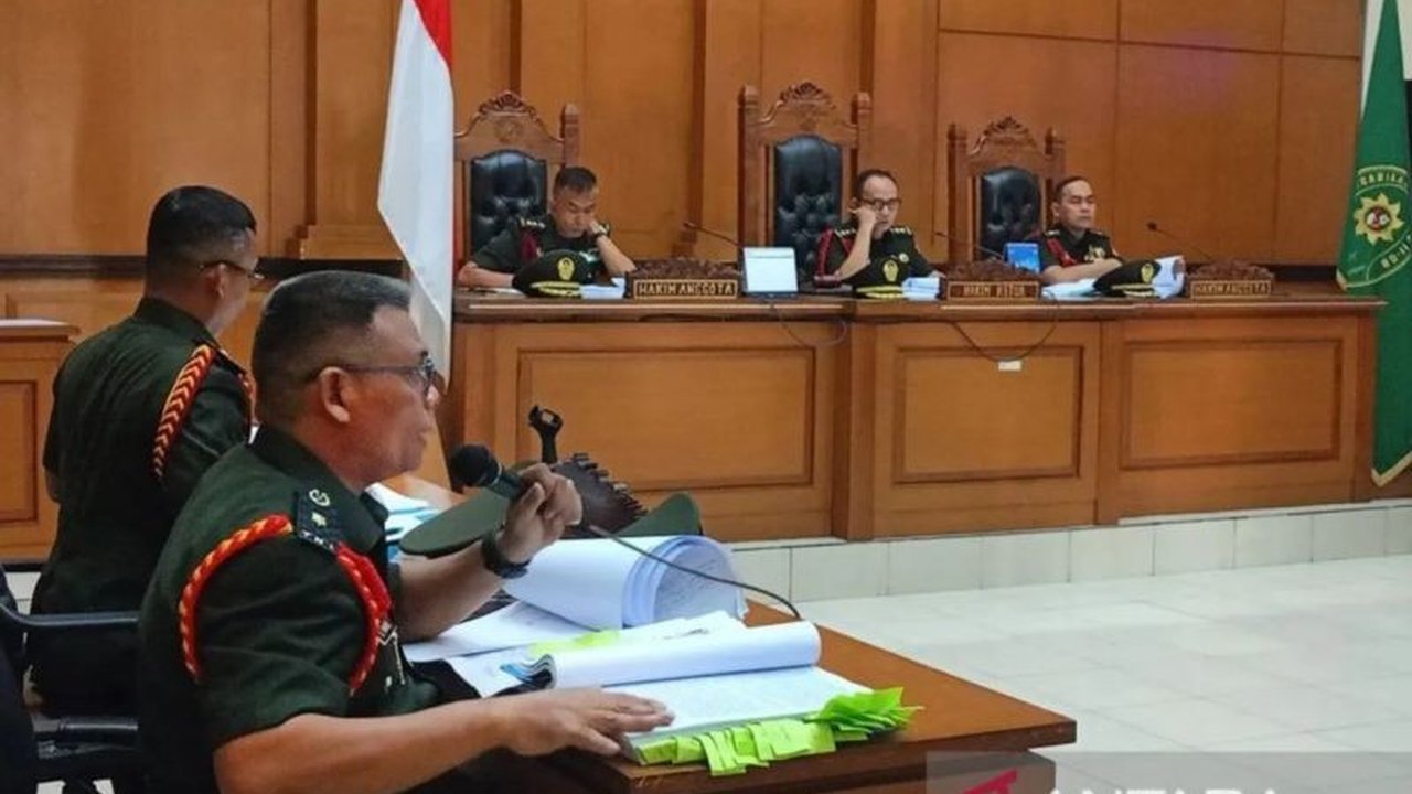 Tiga oknum TNI AL segera menghadapi tuntutan atas keterlibatan mereka dalam kasus penembakan bos rental mobil di Tol Tangerang-Merak; sidang tuntutan digelar terbuka untuk umum.