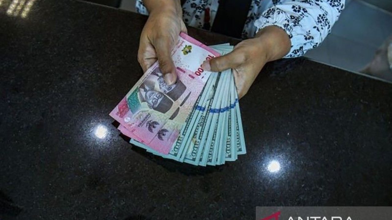 Nilai tukar rupiah terhadap dolar AS diprediksi akan berkonsolidasi dengan penguatan terbatas, di tengah data pekerjaan AS yang mengecewakan dan kekhawatiran resesi ekonomi AS serta pelemahan ekonomi China.