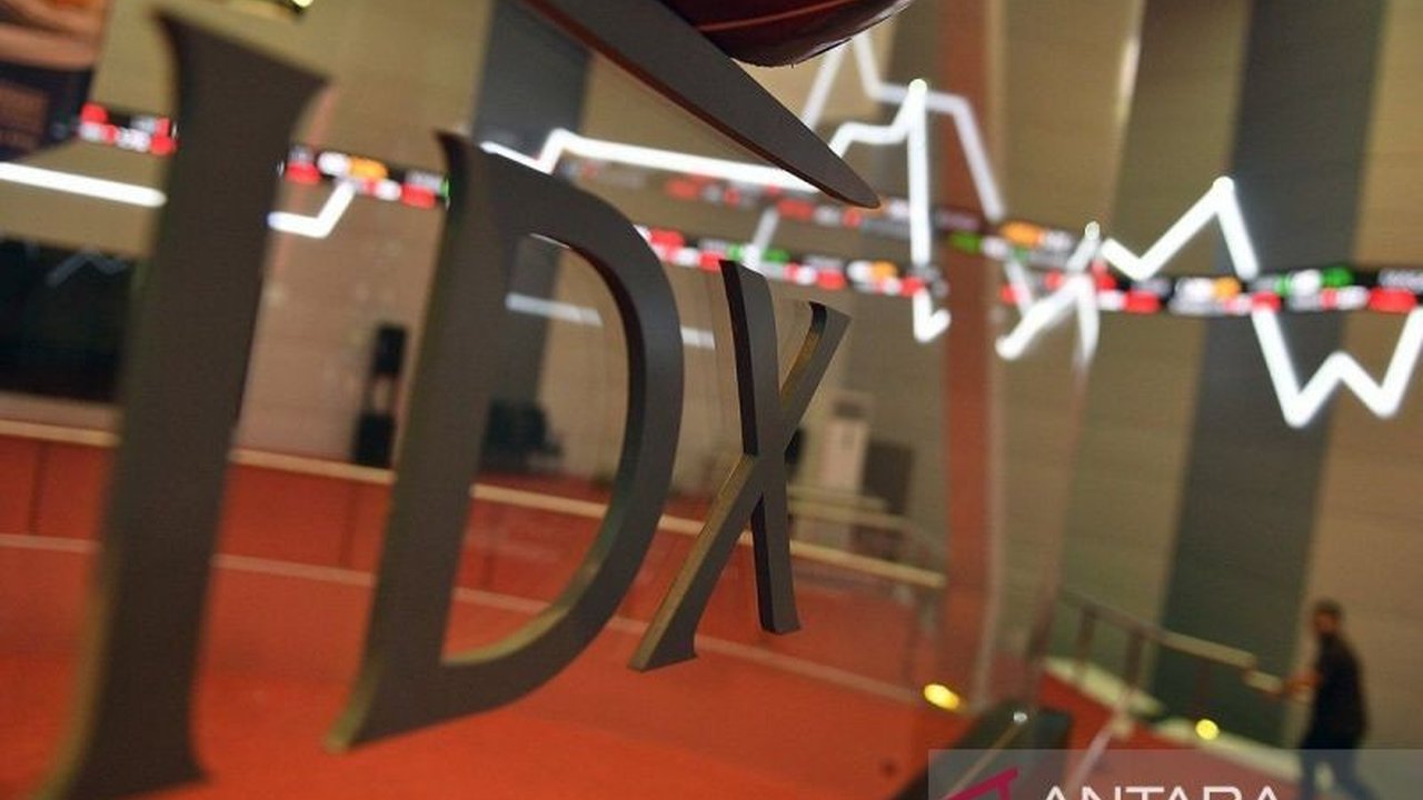 Indeks Harga Saham Gabungan (IHSG) dibuka melemah 31,07 poin pada Senin pagi, merespon antisipasi kenaikan suku bunga acuan Bank Indonesia.