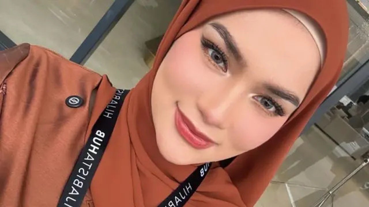 Pemotretan Terbaru Davina Karamoy dengan Hijab. (instagram/davinaakaramoy)