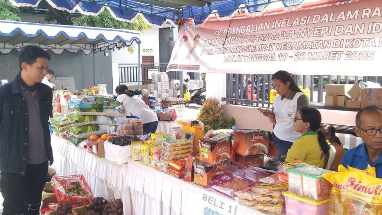 Pemerintah Kota Denpasar dan Bank Indonesia menggelar pasar murah untuk menekan inflasi menjelang Hari Raya Nyepi dan Lebaran, dengan harga kebutuhan pokok jauh lebih rendah dari pasaran.