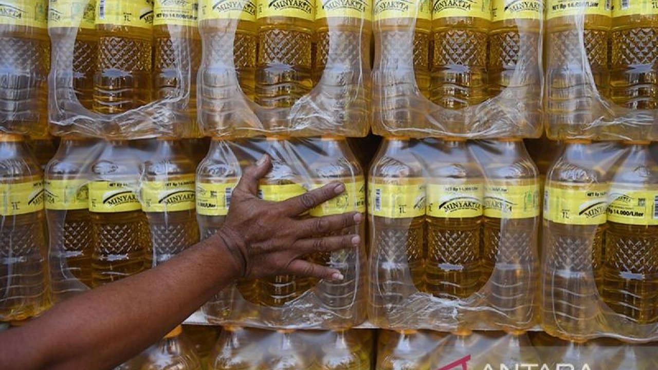 Menteri Perdagangan Budi Santoso akan menindak tegas distributor MinyaKita lini 2 yang terbukti melanggar aturan distribusi, menyebabkan harga minyak goreng rakyat melambung tinggi.